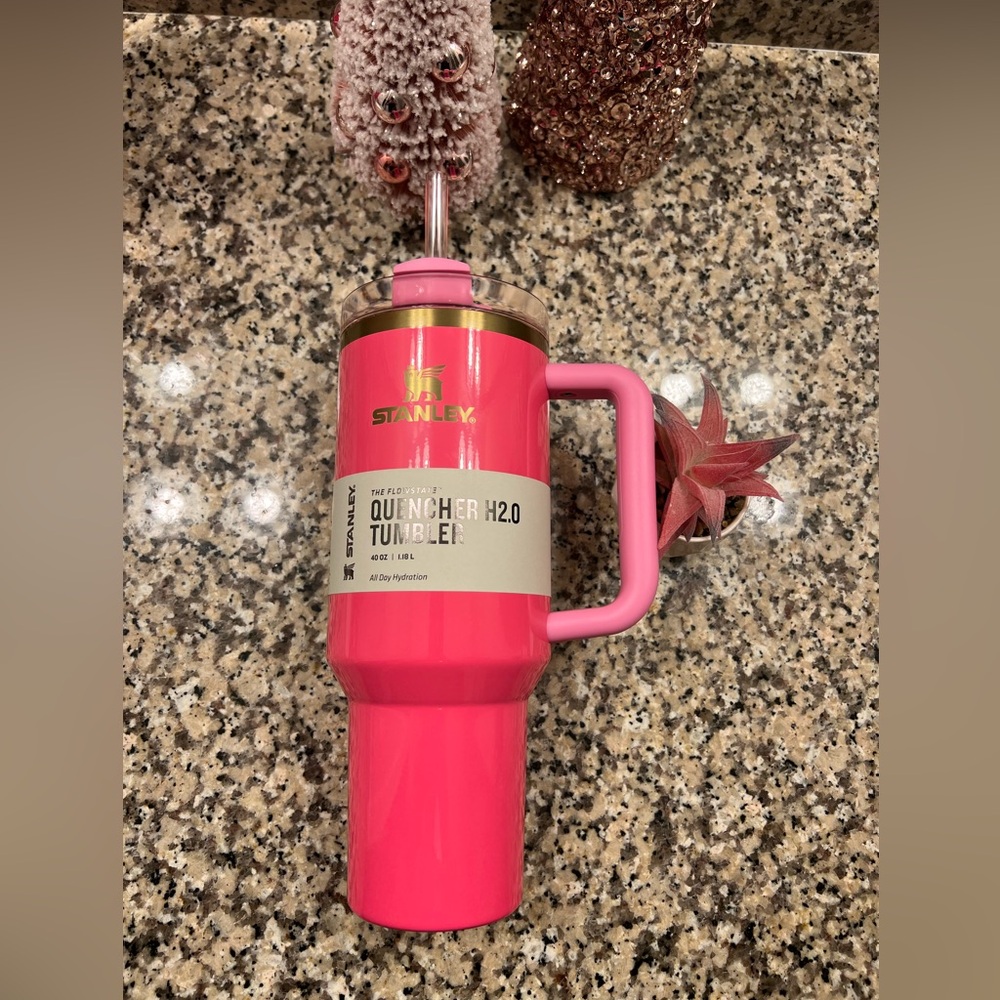 NWT LIMITED EDITION PINK PARADE Stanley
Quencher H2.0 FlowState Tumbler 40oz - Picture 7 of 11
